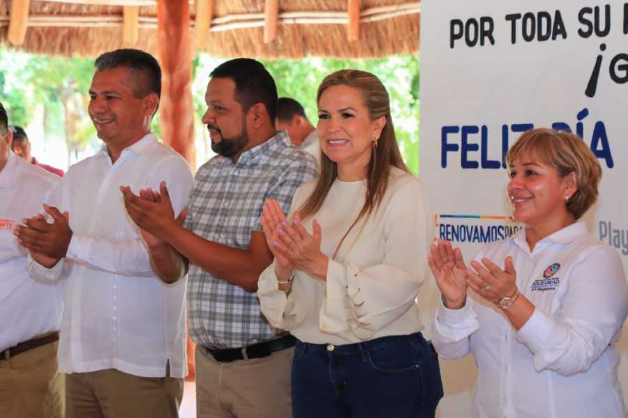 Eduacadoras en Solidaridad reciben reconocimiento por su labor en su día