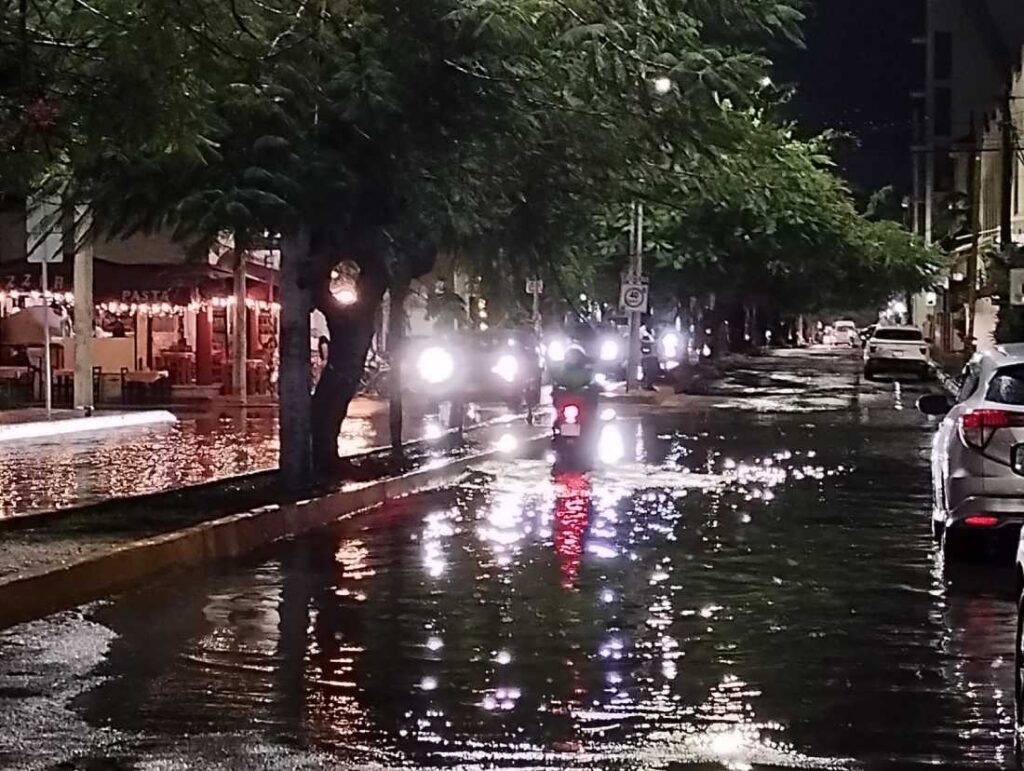 El desborde de agua revela el alarmante problema de basura en las calles, según Protección Civil