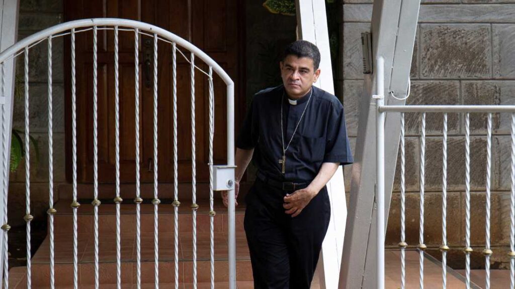 El obispo Rolando Álvarez es devuelto a prisión por negarse al exilio, desafiando al régimen de Ortega