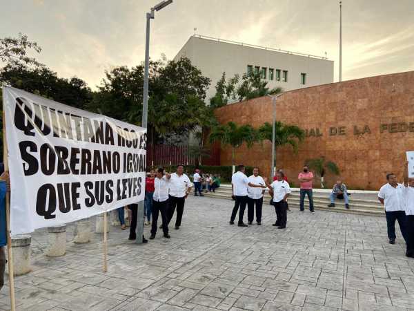 En Cancún, más de mil taxistas se congregan frente a tribunales federales