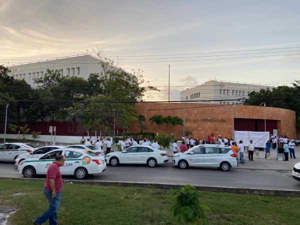 En Cancun mas de mil taxistas se congregan frente a tribunales federales