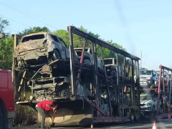 En Othon P. Blanco un incendio destruye seis automoviles nuevos que transportaban un remolque madrina 1