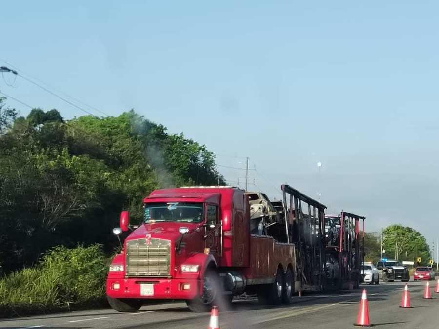 En Othón P. Blanco, un incendio destruye seis automóviles nuevos que transportaban un remolque 'madrina'