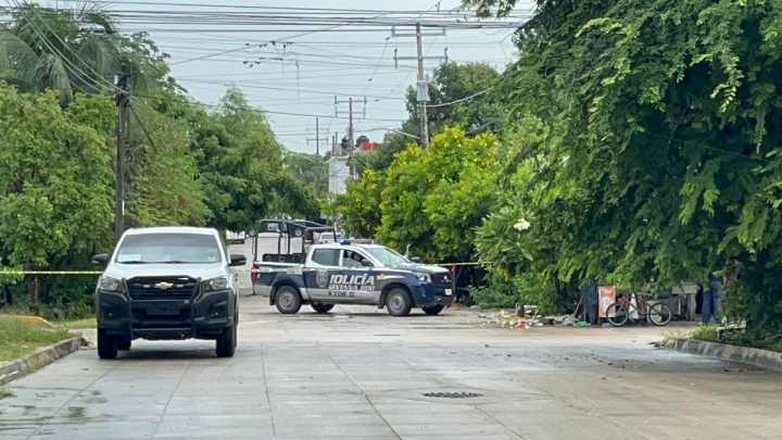 Encuentran cadáver envuelto en bolsa frente al parque de la Región 230 de Cancún