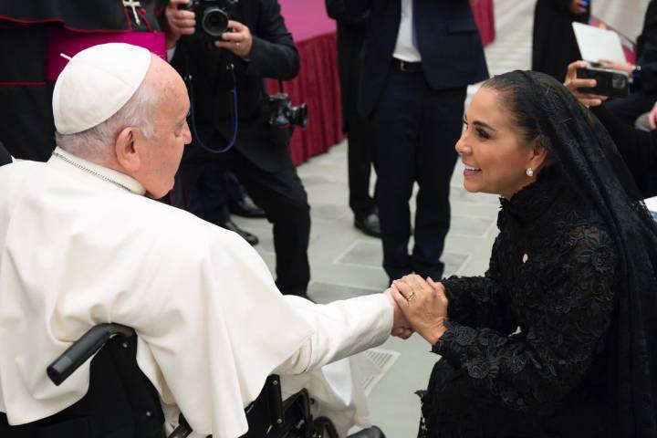 Encuentro entre Mara Lezama y el Papa Francisco: Gestos de Amistad y Cooperación