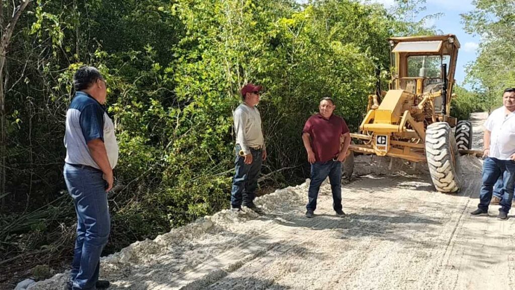 Erik Borges Yam supervisa personalmente el progreso de las obras en su pueblo