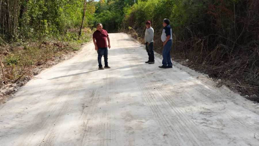 Erik Borges Yam supervisa personalmente el progreso de las obras en su pueblo 2