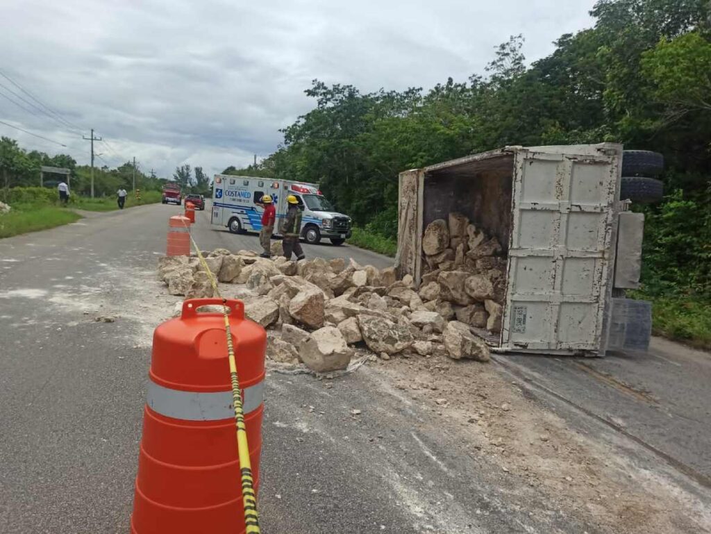 Espectacular Vuelco de Camión Cargado Provoca Caos en la Carretera Costera Sur de Cozumel
