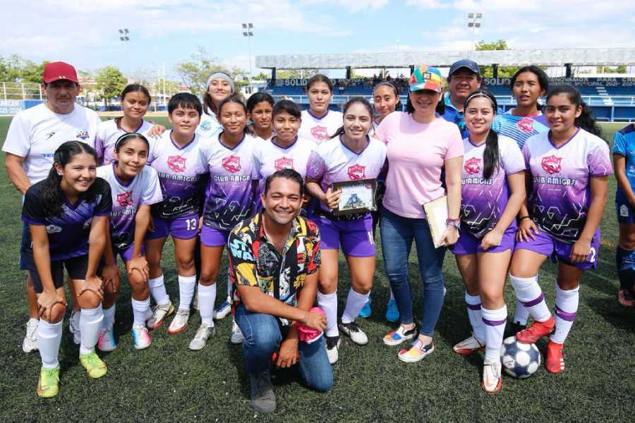 Estefania Mercado inaugura la XVI Copa Maya de futbol femenil en un emotivo acto 1