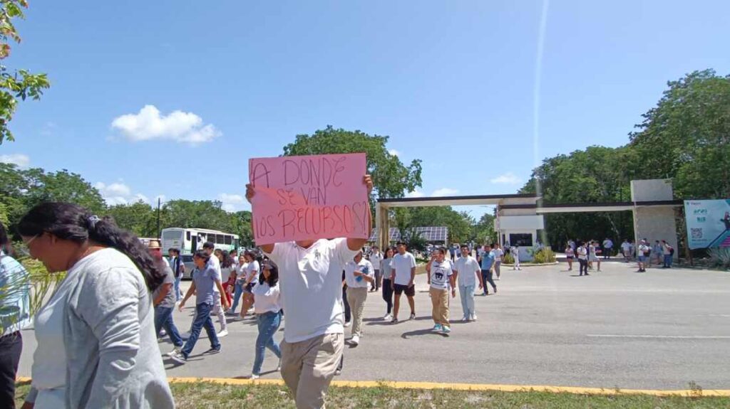 Estudiantes de UT Riviera Maya se alzan en protesta por falta de higiene y recorte de becas 1