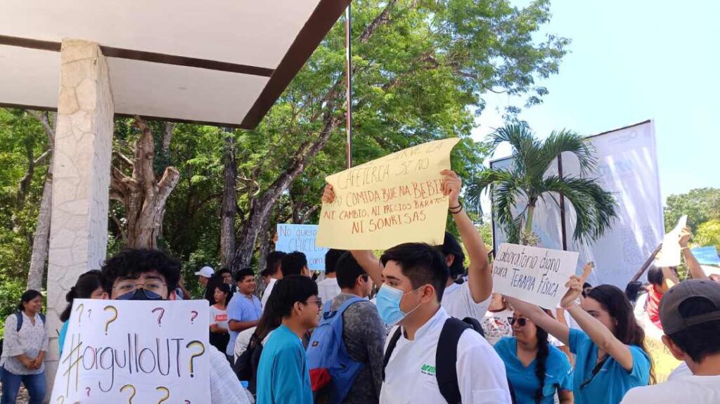 Estudiantes de UT Riviera Maya se alzan en protesta por falta de higiene y recorte de becas