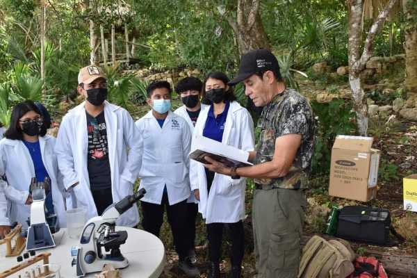 Estudiantes investigan estromatolitos en Laguna Chichankanab