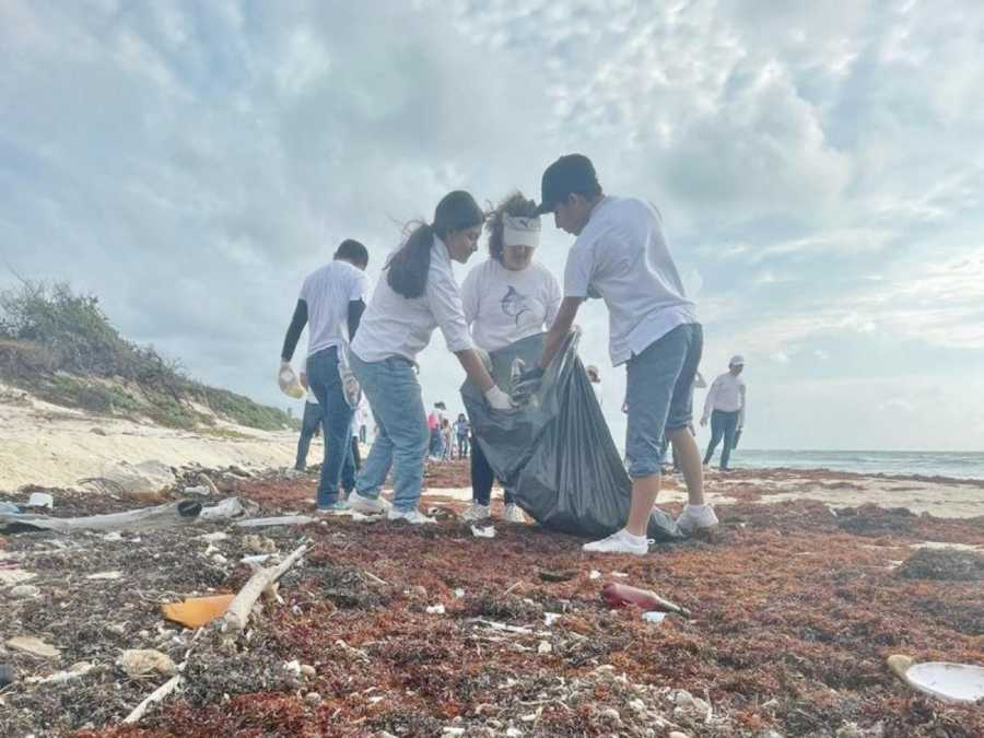 Estudiantes se unen a la limpieza de playa en Punta Sur para promover un manejo adecuado de los desechos