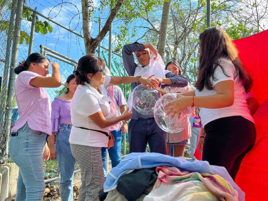 Estudiantes universitarios promueven el respeto hacia las mujeres en evento del DIF Solidaridad en Quintana Roo