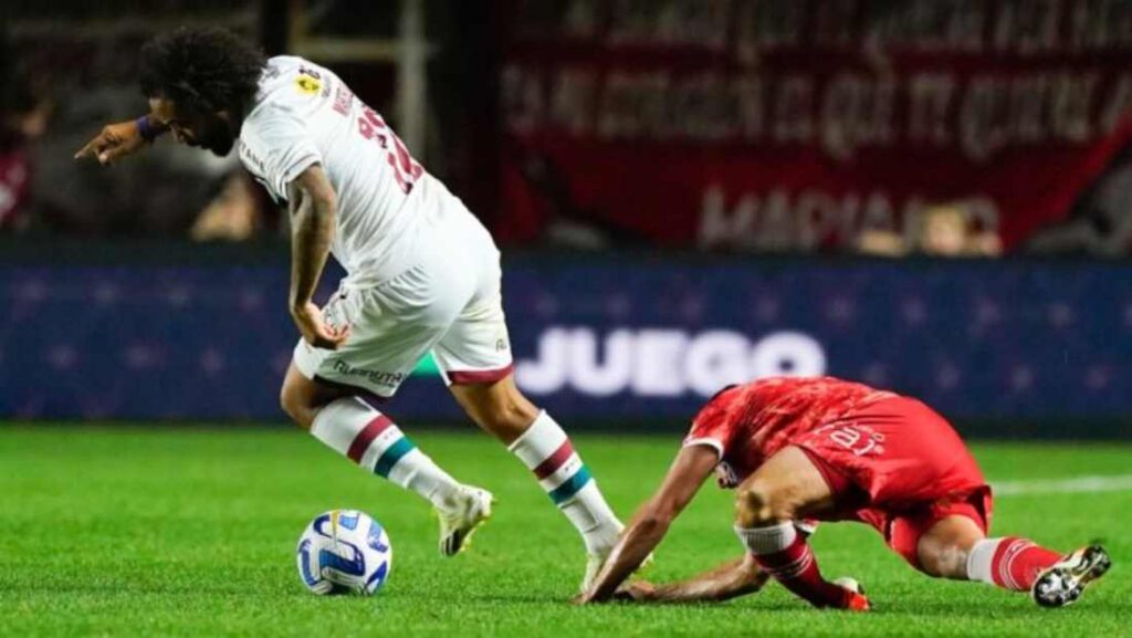 Expulsión impactante en Copa Libertadores: Jugador brasileño fractura a futbolista argentino