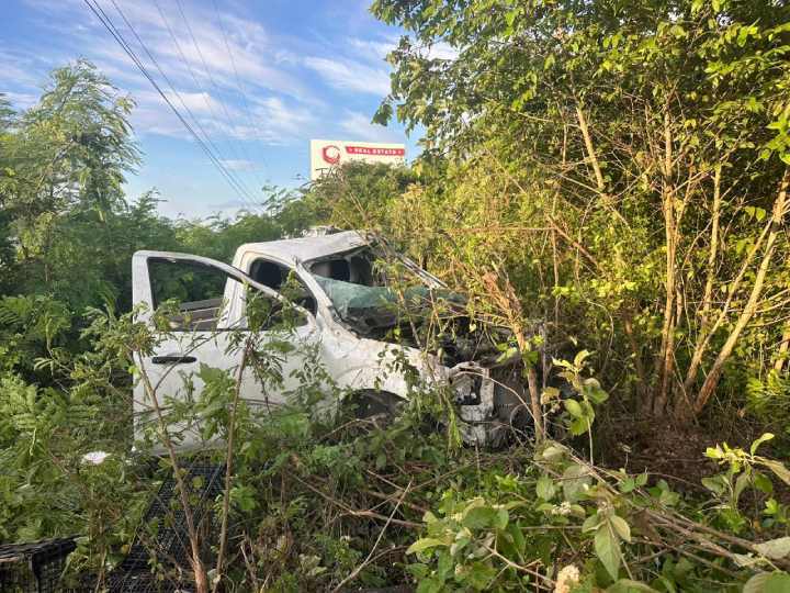 Fatiga del conductor provoca choque entre autobus y camioneta en la ruta Playa del Carmen Tulum un herido grave 1
