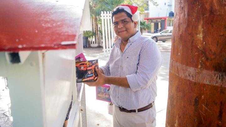 Felicidad para los Pequenos en Playa del Carmen Campana de Juguetes Navidenos 2