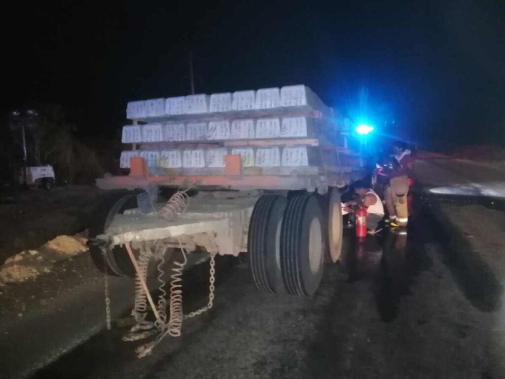 Feroz Incendio Consumió Camión de Carga en Carretera Chetumal-Escárcega