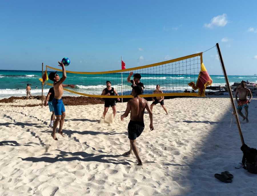 Flujo masivo de bañistas en Cancún durante Semana Santa: se reportan incidentes en la zona de playas