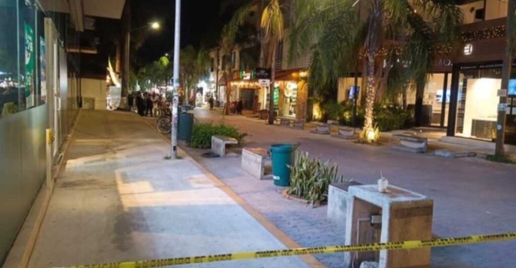 Fracaso en el Intento de Ejecución en una Tequilería de la Quinta Avenida de Playa del Carmen: Falla el Disparo del Arma