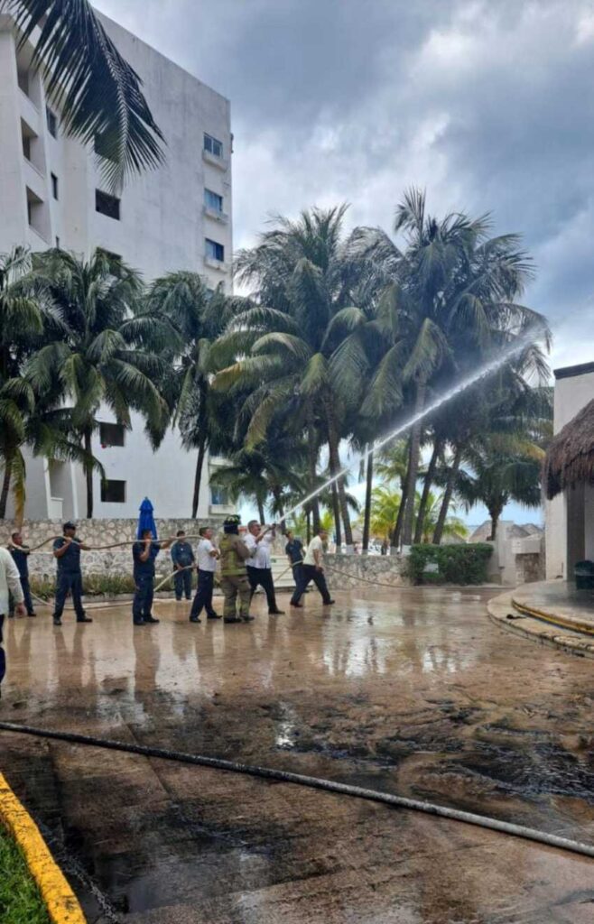 Fuego arrasa con palapa del hotel Casa Maya en Cancun 2