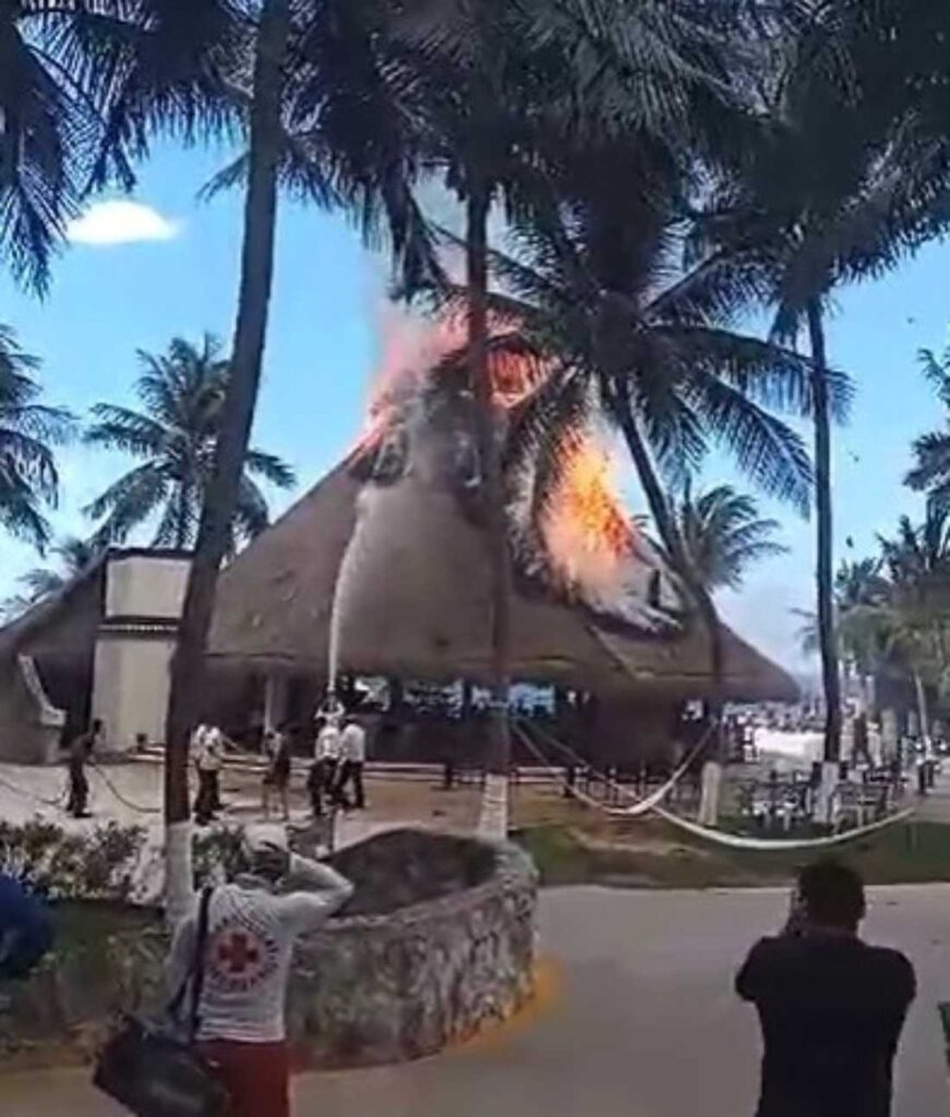 Fuego arrasa con palapa del hotel Casa Maya en Cancún