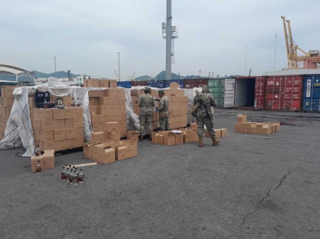 Gigante decomiso de metanfetamina oculta en botellas de mezcal en el puerto de Manzanillo