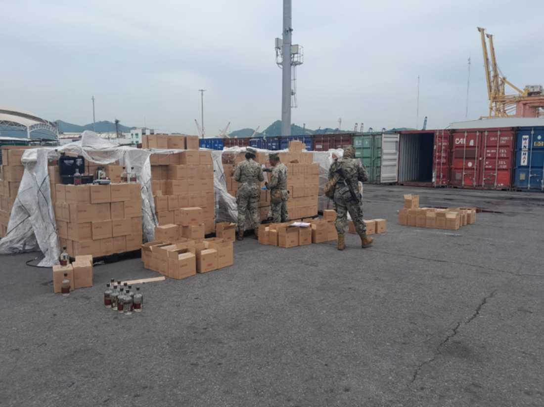 Gigante decomiso de metanfetamina oculta en botellas de mezcal en el puerto de Manzanillo