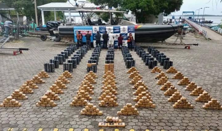 Golpe a Red de Narcotráfico: Incautado Semisumergible con Tonelada y Media de Coca en el Pacífico Colombiano