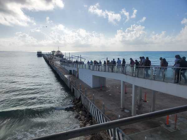 Gran cantidad de visitantes llegan al cruce de la isla Cozumel