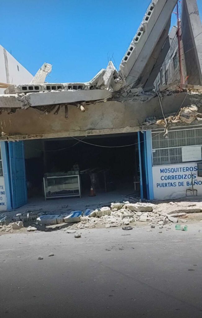 Grave accidente en Chetumal: techo de taller de aluminios colapsa y deja un herido