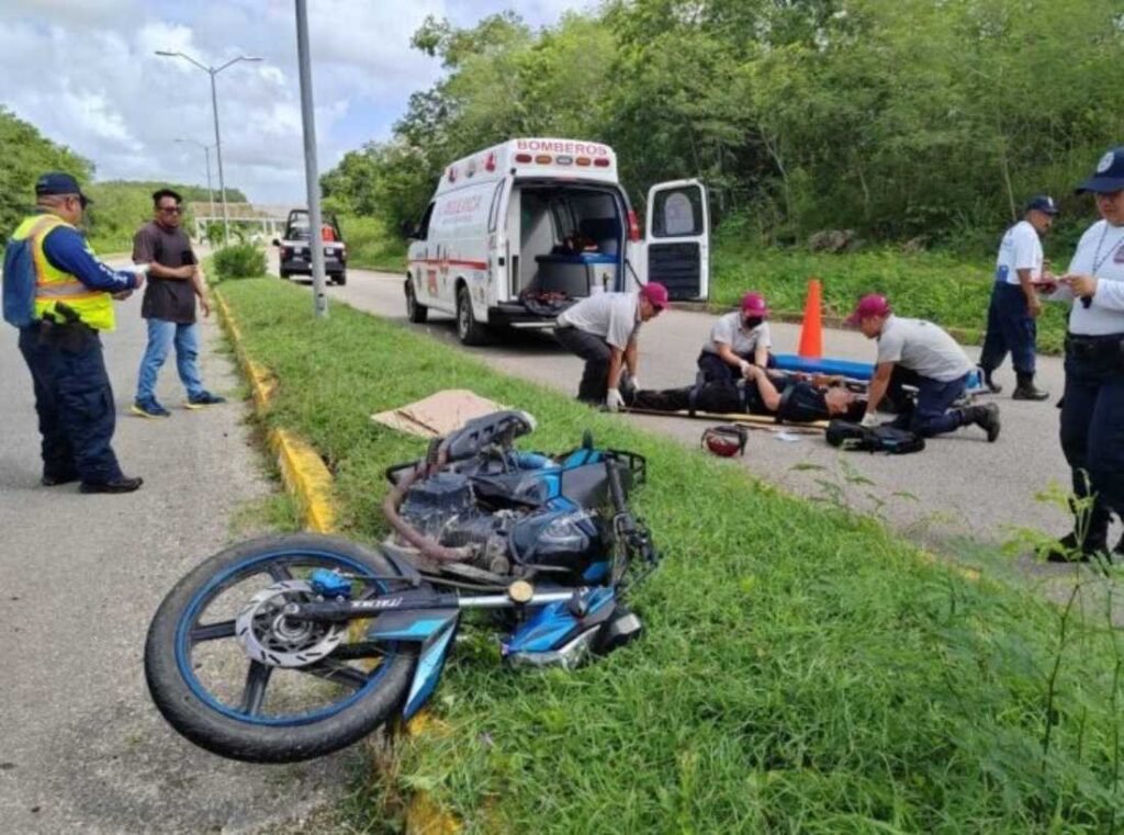 Grave accidente en José María Morelos deja motociclista con fractura expuesta y múltiples lesiones