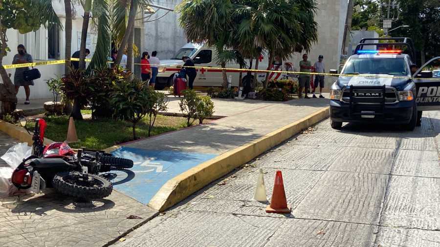 Hombre se salva de ser baleado en violento asalto frente a clínica en Cancún