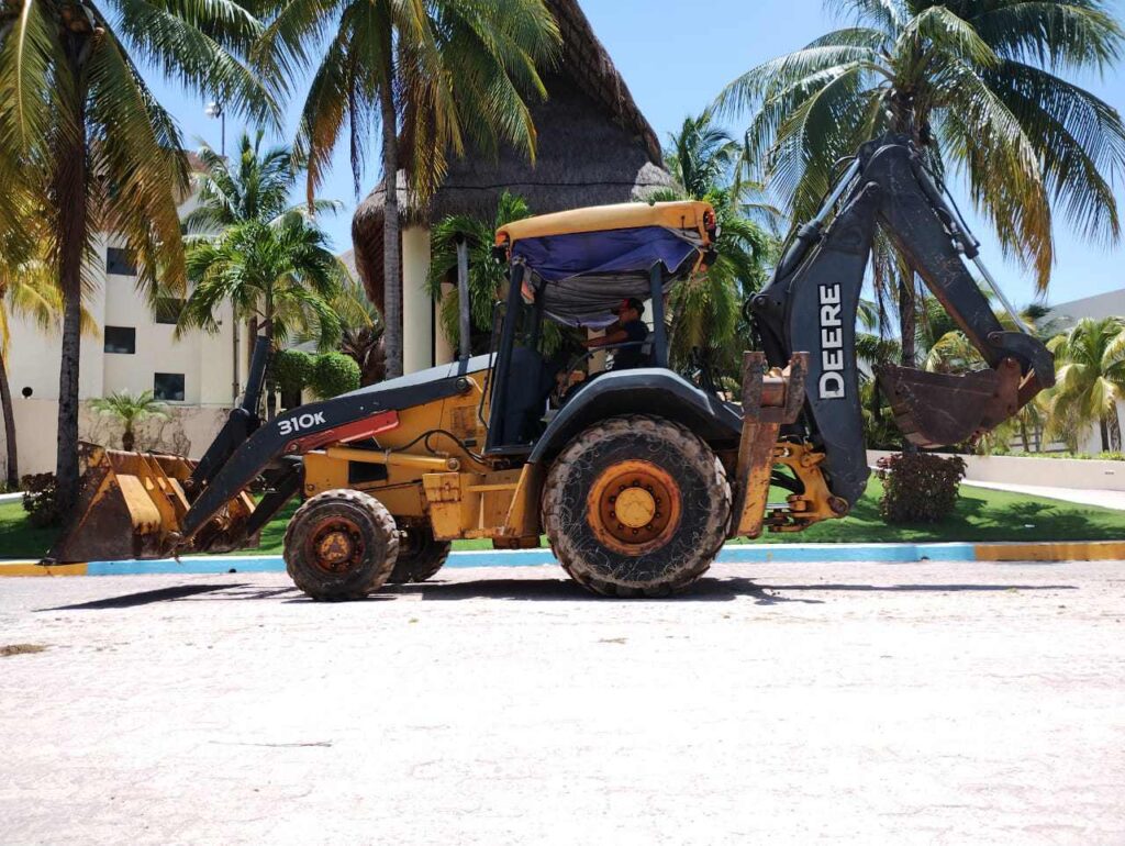 Hotel en Playa del Carmen desafia la ley y rellena zona de manglar con sargazo