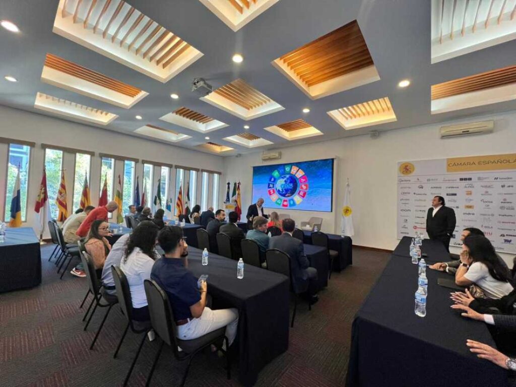 Hoteleros de la Riviera Maya convocan a empresarios y académicos para abordar el desafío del sargazo en una iniciativa medioambiental