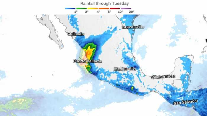 Huracán Roslyn cerca de tocar tierra en Santa Cruz, México