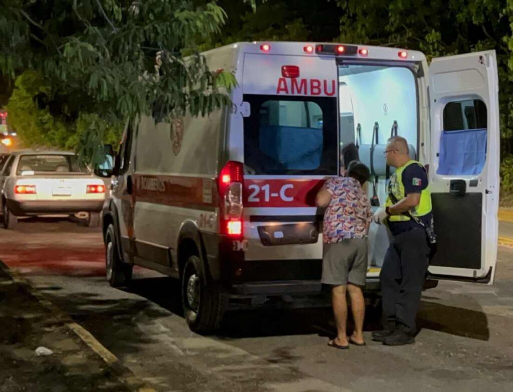 Impactante accidente en Playa del Carmen: Vehículo embiste árboles en camellón central de Villas del Sol 1 Impactante accidente en Playa del Carmen Vehiculo embiste arboles en camellon central de Villas del Sol