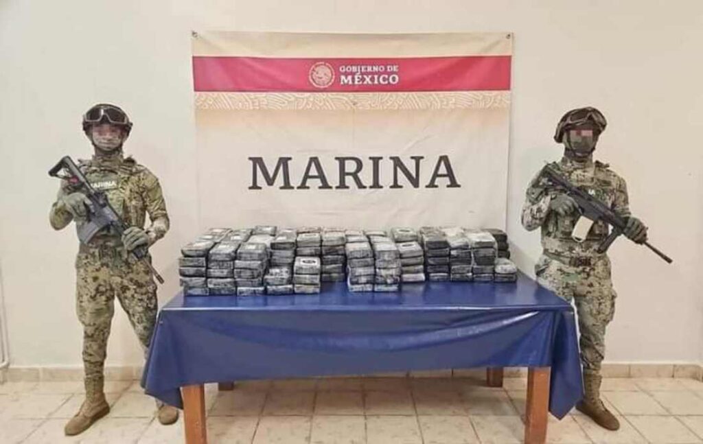 Importante decomiso de droga: 159 kilos asegurados en embarcación volcada en Puerto Aventuras