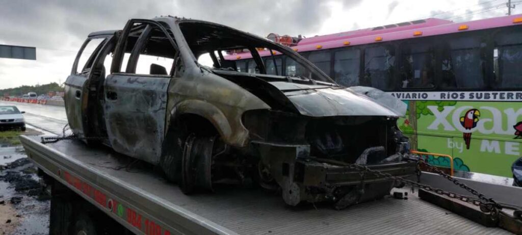 Incendio Devasta Camioneta en Bulevar Playa del Carmen Debido a Corto Circuito