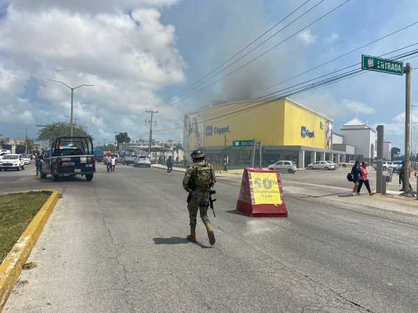 Incendio en la tienda Coppel de la Region 512 de Cancun provoca evacuaciones