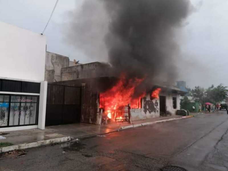 Incendio sospechoso consume casa abandonada en Playa del Carmen