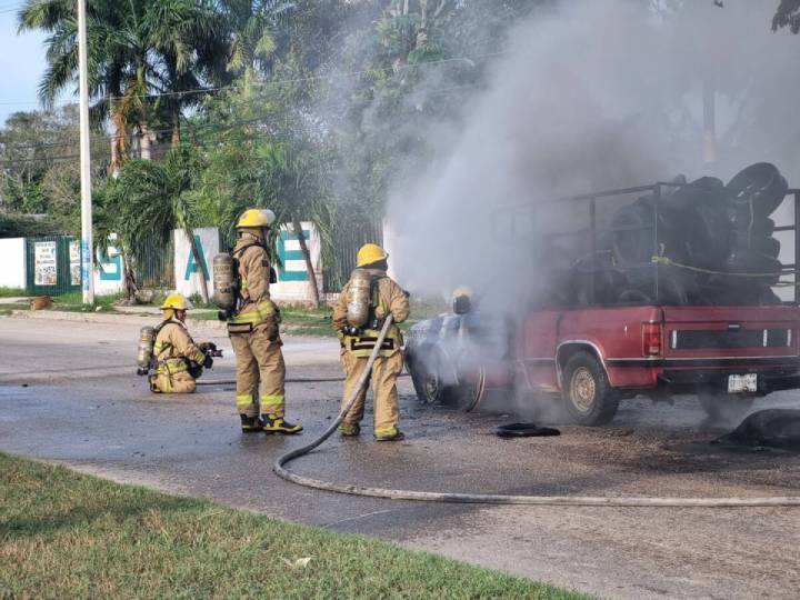 Incidente de Incendio Vehicular en Avenida Insurgentes Chetumal 1