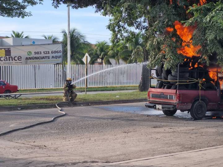 Incidente de Incendio Vehicular en Avenida Insurgentes, Chetumal