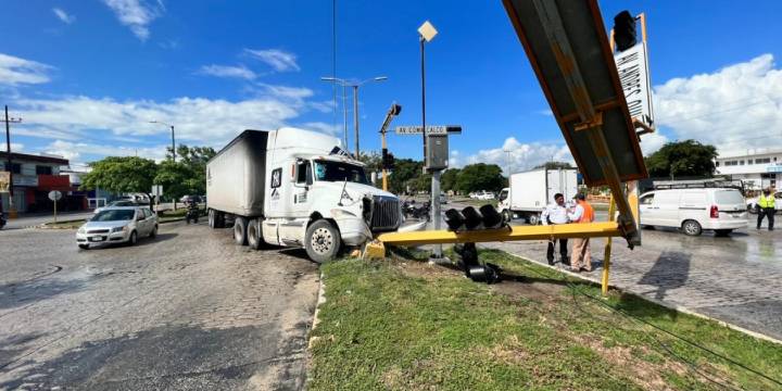 Incidente en Cancún: Camión de carga derriba semáforo en el cruce de las avenidas Andrés y Comalcalco sin dejar heridos