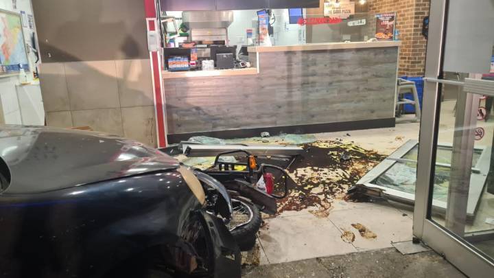 Incidente en una Pizzeria Vehiculo se Estrella Tras Perdida de Control 1