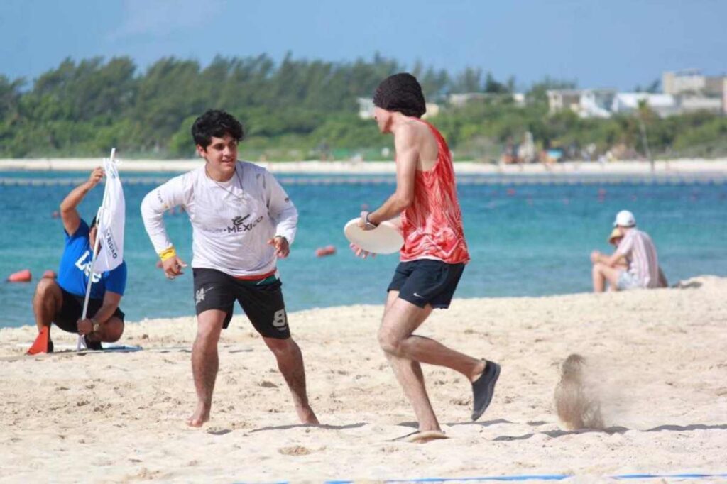 Intensos Entrenamientos de la Selección Mexicana de Frisbee en las Playas de Solidaridad