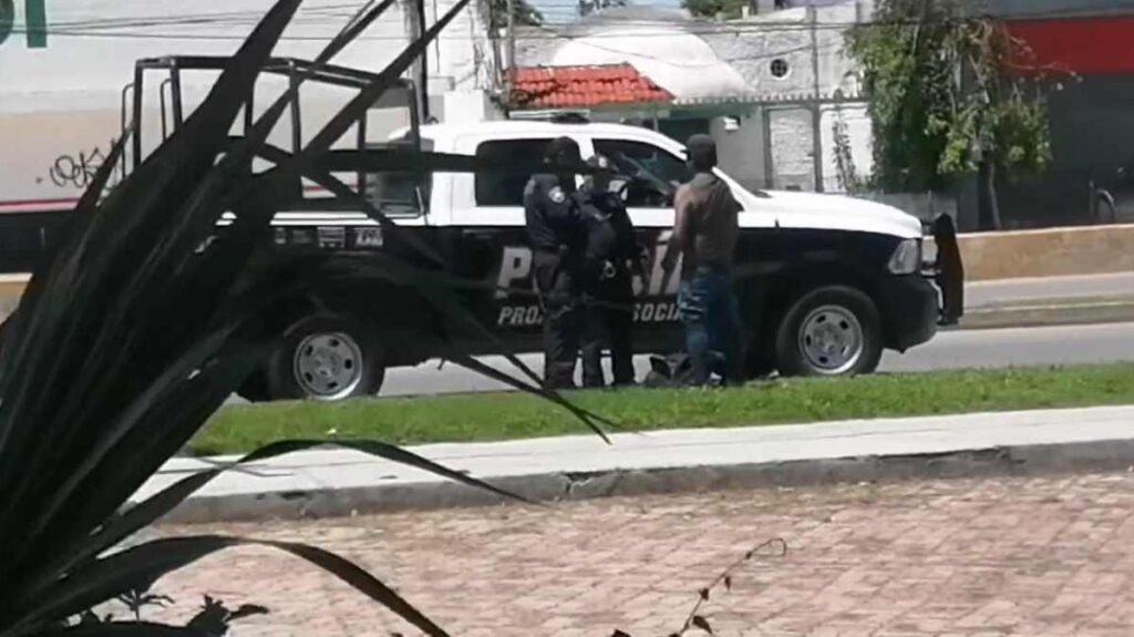 Investigación Abierta por la Fiscalía sobre Policías de Cancún Agrediendo a Vendedor Ambulante