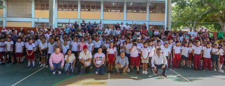 La CROC Eleva la Calidad de la Cancha de una Escuela Primaria