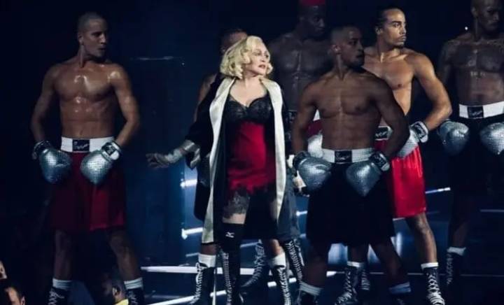 La Decepción de los Fanáticos: Madonna Inicia su Concierto con un Retraso de Tres Horas