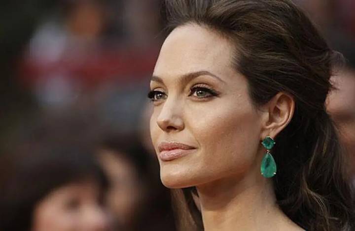 La Perspectiva Crítica de Angelina Jolie hacia la Superficialidad de Hollywood